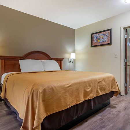Econo Lodge Inn & Suites Flowood Exterior photo