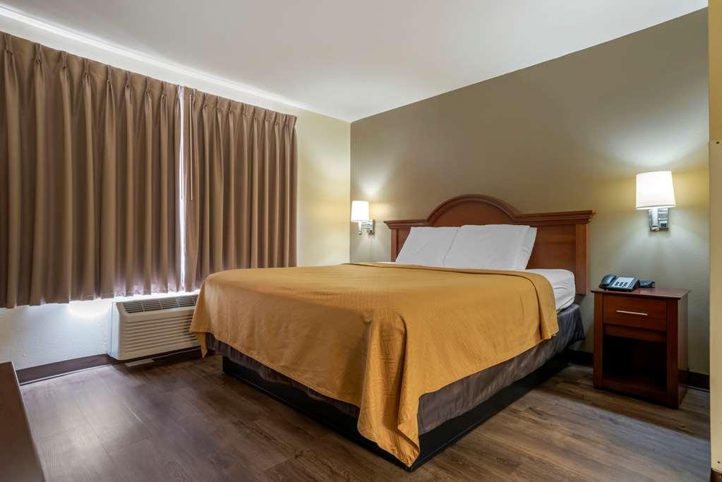 Econo Lodge Inn & Suites Flowood Room photo