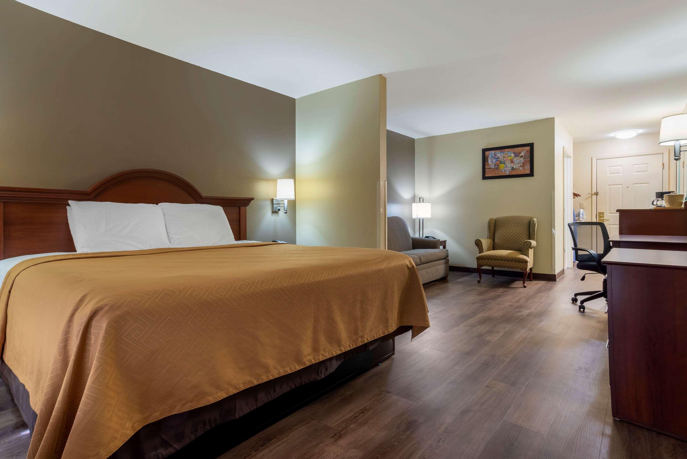 Econo Lodge Inn & Suites Flowood Exterior photo