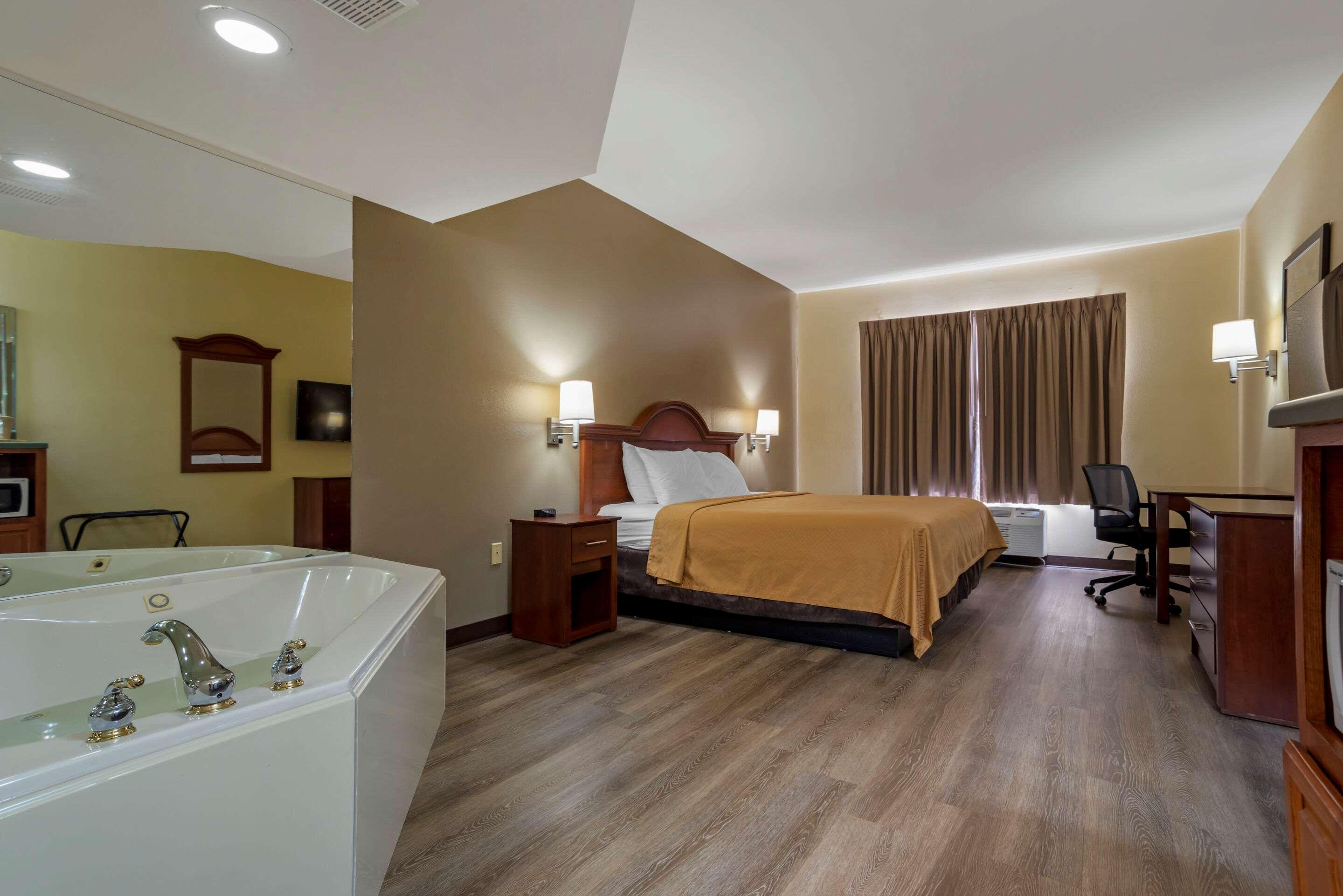 Econo Lodge Inn & Suites Flowood Exterior photo