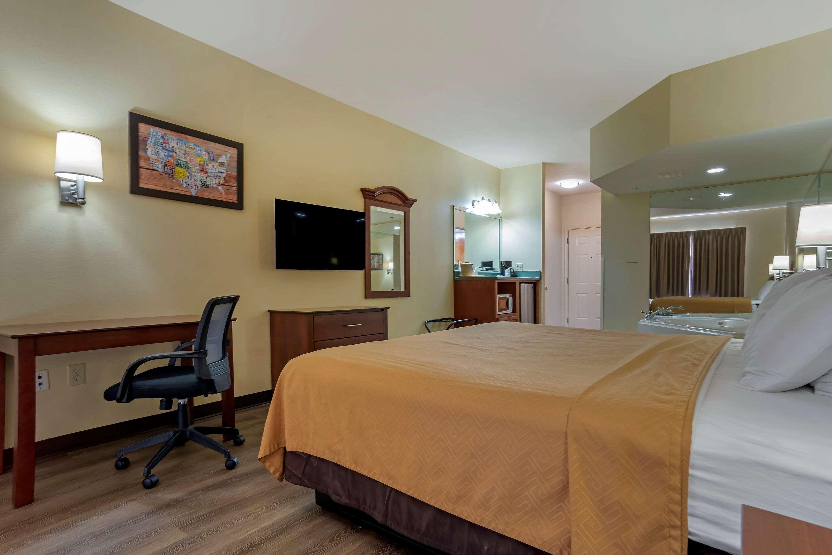 Econo Lodge Inn & Suites Flowood Exterior photo