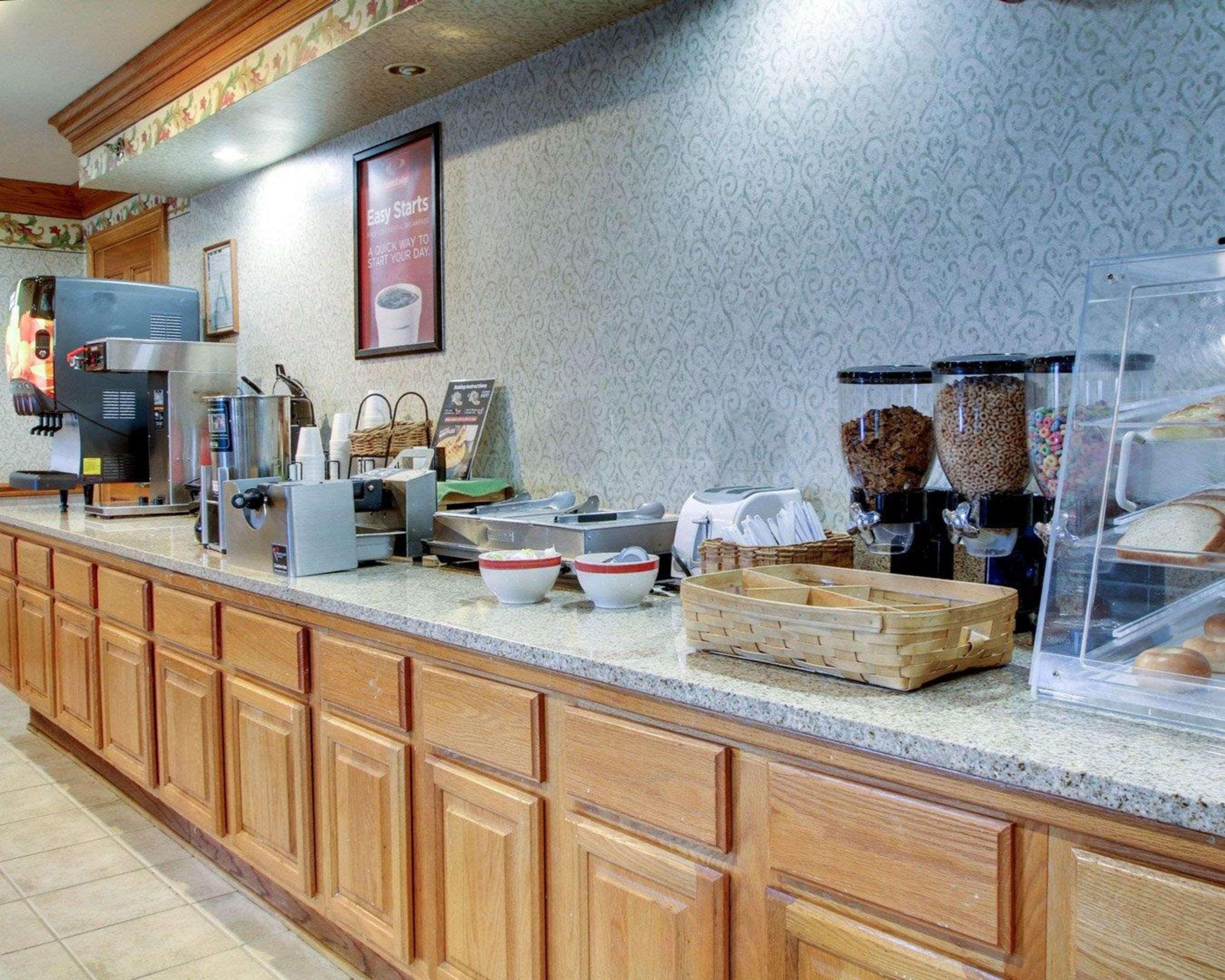 Econo Lodge Inn & Suites Flowood Exterior photo